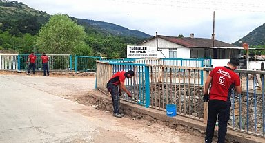 Kocaeli'de köprü korkulukları boyanıyor