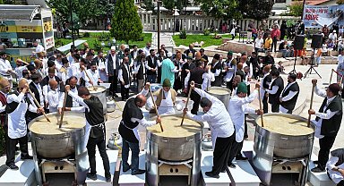 Konya'da 4 ton aşure kaynatıldı