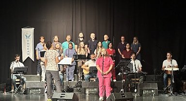 Sağlıkçılar vefa gecesinde coştu