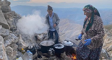 Sason'lu Ermeniler Mereto zirvesinde mum yakıp dua etti