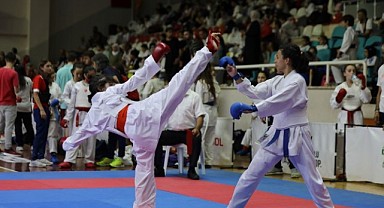 Spor şehri Gemlik'te karate şöleni