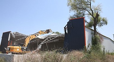 Tahtalı’da 2 kaçak yapı daha yıkıldı