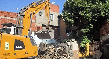 Tehlike saçan metruk binalar yıkılıyor