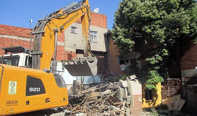 Tehlike saçan metruk binalar yıkılıyor