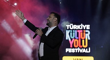 Van'da binlerce kişi Alişan'la halay çekti