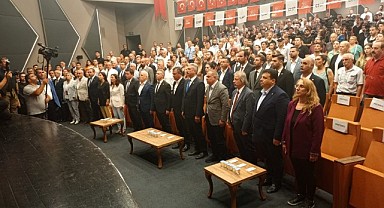 Yeni Üyeler Rozetlerini Başkan Özgür Özel'den aldı