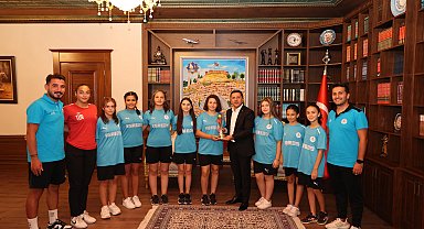 Başkan Arı başarılı sporcuları ödüllendirdi