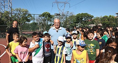 Başkan Şadi Özdemir, çocuklarla spor yaptı