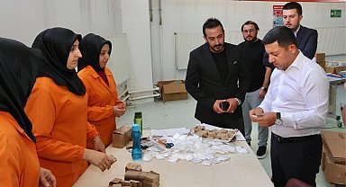 Belediye Başkanı Arı, Nissa Buklet Fabrikası'nda incelemelerde bulundu