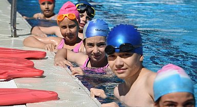 Bursa Osmangazi'de minik yüzücüler sertifikalandı