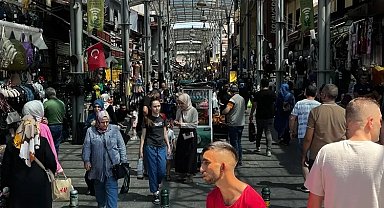 Bursa'nın Kapalı Çarşısı kalabalığı ile göz doldurdu
