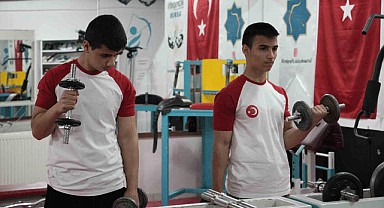 Dünya Şampiyonu İkiz Kardeşlere coşkulu kutlama