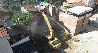 Eski Binalar Yıkılarak Güvenli Sokaklara Dönüşüyor