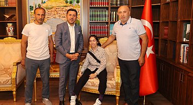 Genç yazar kitabının ilk baskısını Başkan Arı'ya hediye etti