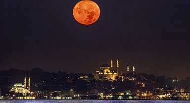 Gökyüzünde Nefes Kesen Manzara : Süper Mavi Ay