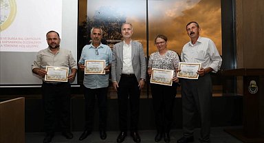 İnegöl'de Ana Arı Yetiştiriciliği kursunu başarıyla bitiren kursiyerler sertifikalarını aldı