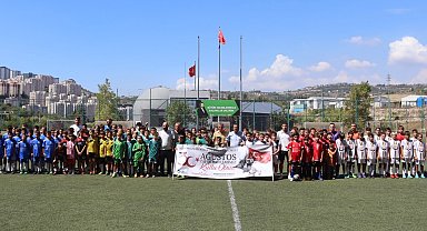 İzmit'te Zafer Bayramı Futbol Turnuvasında minikler sahne aldı
