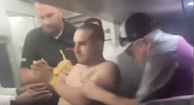 kabin görevlisi ile cinsel ilişkiye girmeye çalıştı