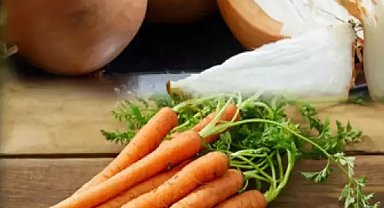 Kuru soğandaki düşüş üreticiyi düşündürüyor... Üretici market farkında havuç liste başı