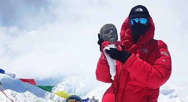 Milli sporcu Pamir'in zirvesine tırmandı