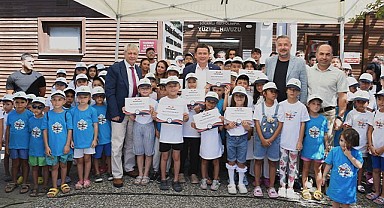 Minik yüzücüler sertifikalarını Başkan Aydın’ın elinden aldı