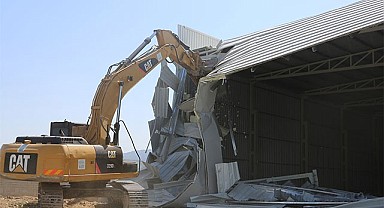 Nilüfer Belediyesi Çalı’da kaçak depoyu yıktı