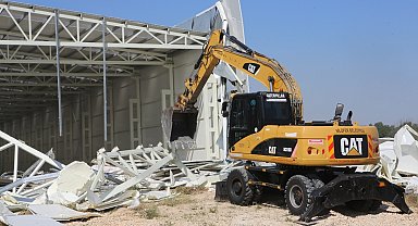 Nilüfer'de iki kaçak yapı daha yıkıldı