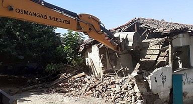 Osmangazi’de bir metruk bina daha yıkıldı