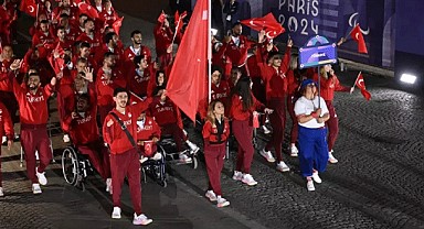 Paris'te 17.Paralimpik Oyunları'nın açılış töreninde görkemli yürüyüş