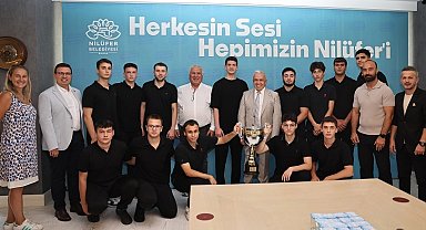 Şampiyonluk sevincini Başkan Özdemir'le paylaştılar