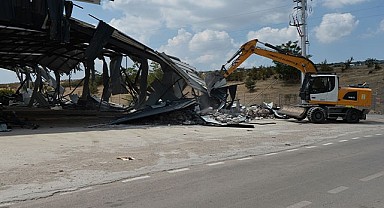 Tarım arazisine inşa edilen kaçak depo yıkıldı