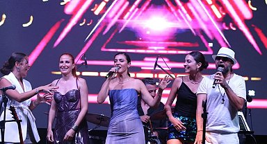 Ünlüler çimde konser verdi