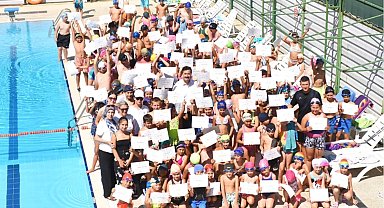 Yenişehir'de 380 minik yüzme öğrendi