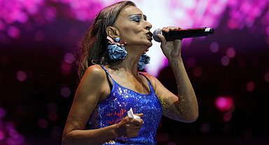 Yıldız Tilbe hayranlarıyla açık havada buluştu