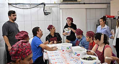 Antalya'da özel çocuklardan bahçeden sofraya zeytin üretimi