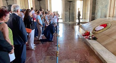ATA Parti Genel Başkanı Atatürk'ü Türk töresine göre selamladı!