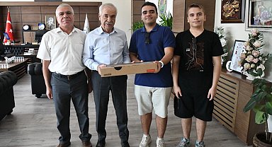 Başkan Özcan, belediyeye bağışlanan bilgisayarı tıp öğrencisine teslim etti