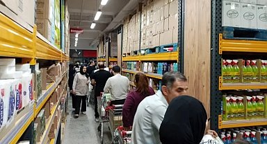Bursa Nilüfer'de yeni açılan zincir market izdihama neden oldu
