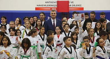 Gölcük Belediyesinde 330 taekwondo sporcusu kuşak atladı