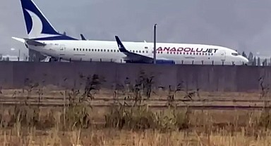 Hakkari'de Yolcu Uçağı Pistten Çıktı , Çamura Saplandı