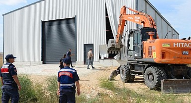 Kırsal mahallelerdeki 3 kaçak yapı yıkıldı