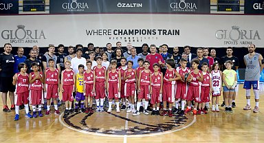 Küçük adamlar, dev adamlarla buluştu