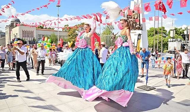 Manisa'da kurtuluş etkinlikleri çocukları sevindirdi