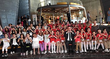 Başkan Aydın Dünya Kız Çocukları Günü'nü pasta keserek kutladı