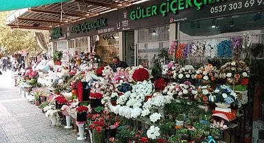 Bursa'daki pasaj çiftlerin uğrak yeri oluyor