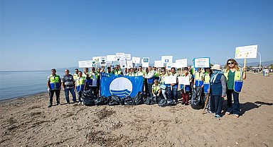 Büyükşehir personelinden sahil temizliği