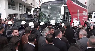 CHP otobüsü polis engeli!