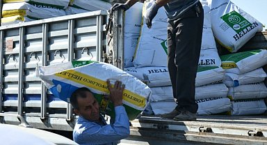 Çiftçinin yüzü gübreyle güldü