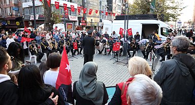 Cumhuriyet Bulvarı Ata'nın sevdiği şarkılarla çınladı