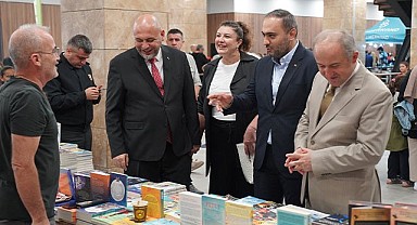 Hayaller Kumbarada, Ufuklar Kitaplarda